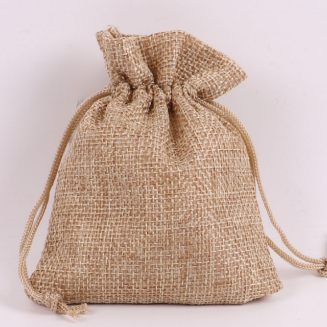 Vente en gros de sacs en tissu r&eacute;utilisables fabriqu&eacute;s &agrave; partir de mat&eacute;riaux naturels pour un emballage cadeau durable.